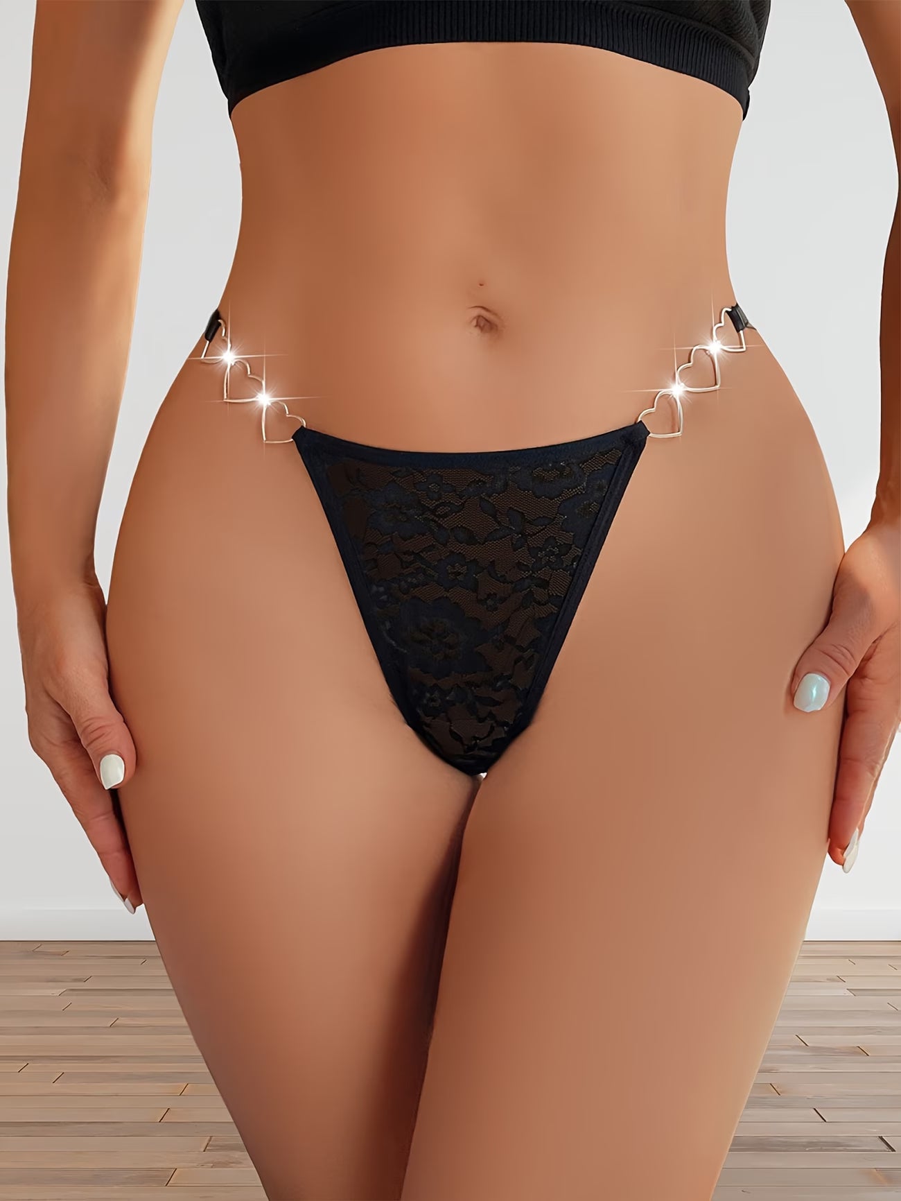 String femme noir en dentelle avec chaînes cœurs